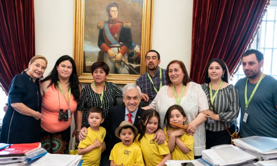 Niños de Puerto Guadal que viajaron a Europa fueron felicitados en La Moneda por el Presidente 