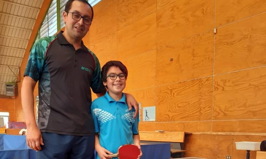 Campeón Nacional de Tenis de Mesa Sub 11 entrena en Coyhaique