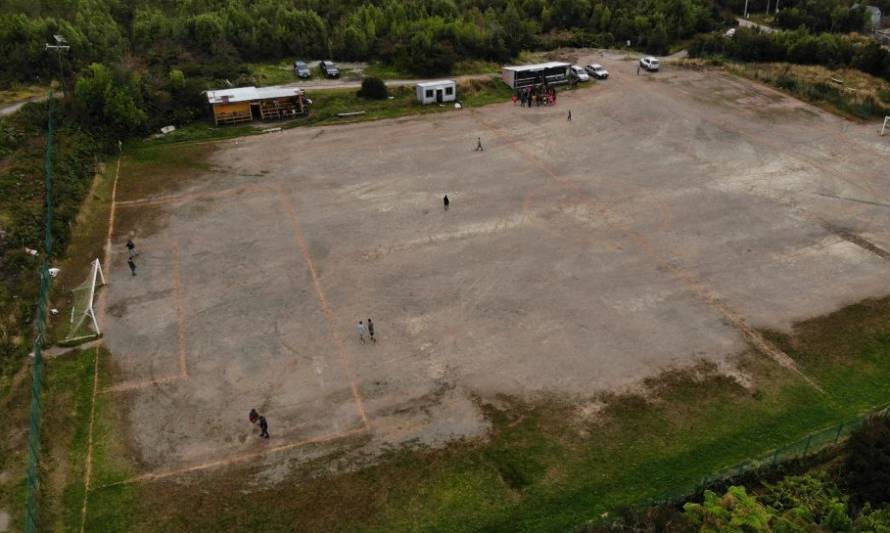 Autoridades y vecinos logran acuerdo para mejorar la cancha de Islas Huichas