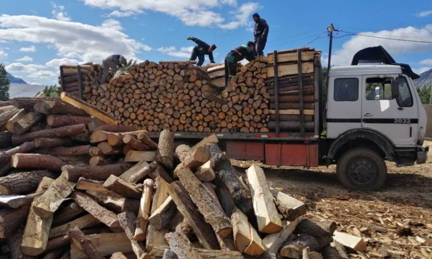 Distribuyen cinco mil metros de leña a familias vulnerables de Coyhaique