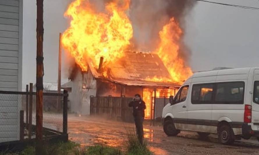 Incendio en Puerto Aysén deja una víctima fatal y dos lesionados 