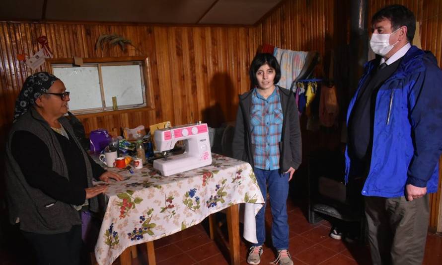 Alcalde de Aysén sorprendió a familia mañihualina con anhelada máquina de coser 