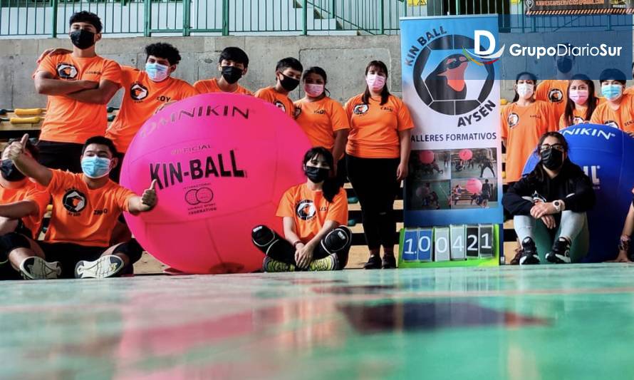 Jóvenes participan en talleres gratuitos de Kin Ball