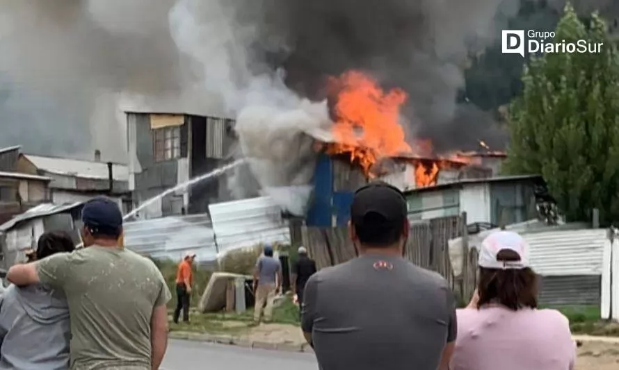 Arde casa habitación en sector Las Tomas de Coyhaique