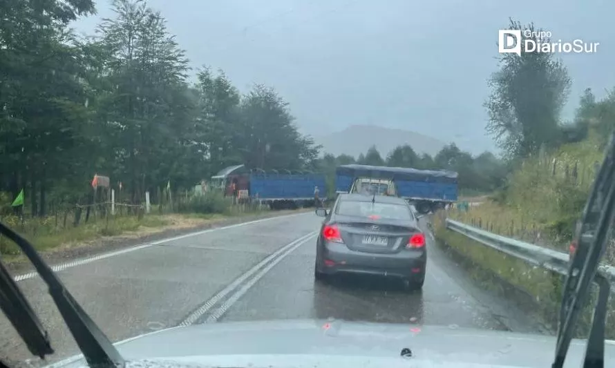Camión queda atravesado en ruta que une Aysén con Coyhaique