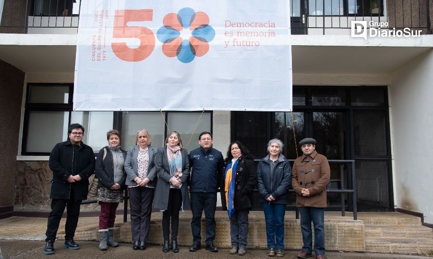 Autoridades lanzan sello que conmemora los 50 años del golpe