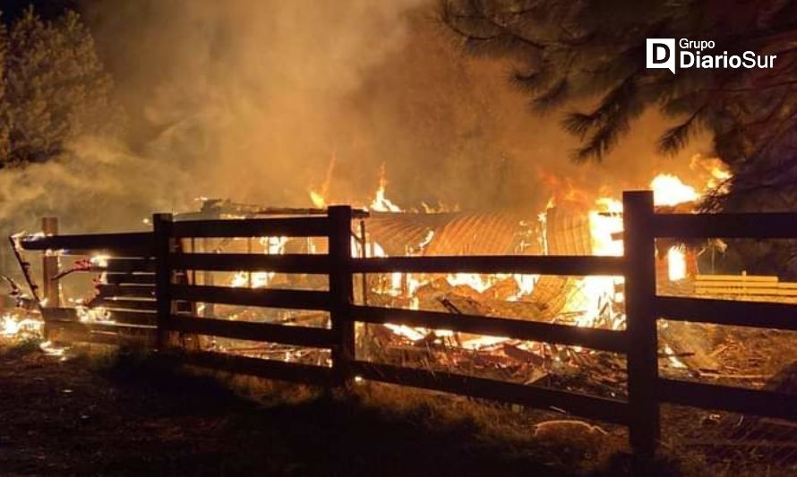 Pérdidas totales dejó incendio de casa-habitación en Coyhaique 