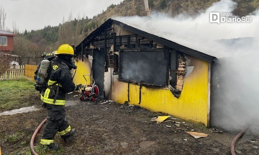 Incendio consumió al cien por ciento una casa en Coyhaique