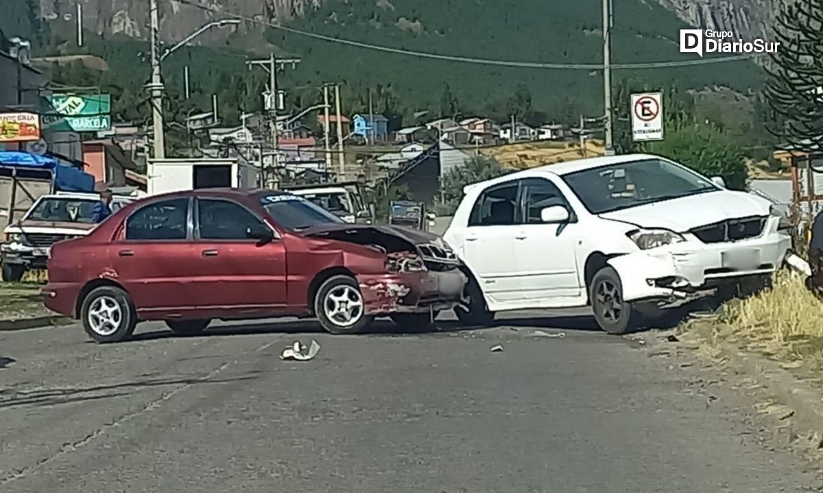Dos vehículos protagonizaron colisión frontal en Coyhaique