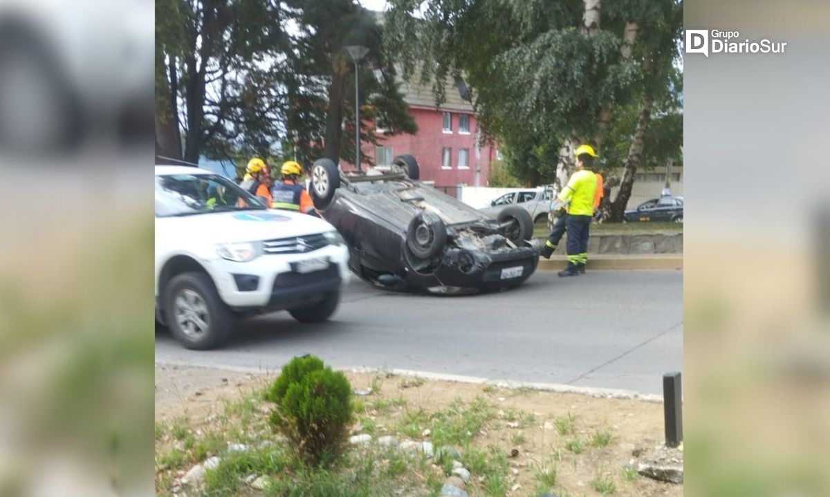 Vehículo se volcó en avenida Baquedano