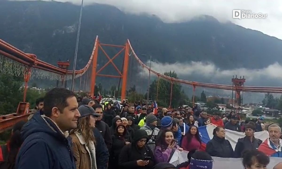 Pescadores protestan en puentes de Aysén