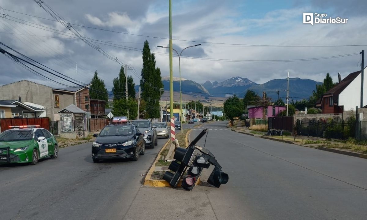 Semáforo se cayó misteriosamente en Coyhaique