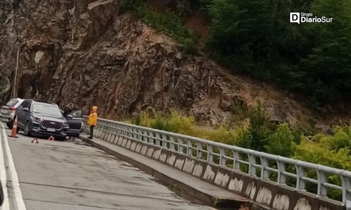 Dos vehículos colisionaron en puente Dora