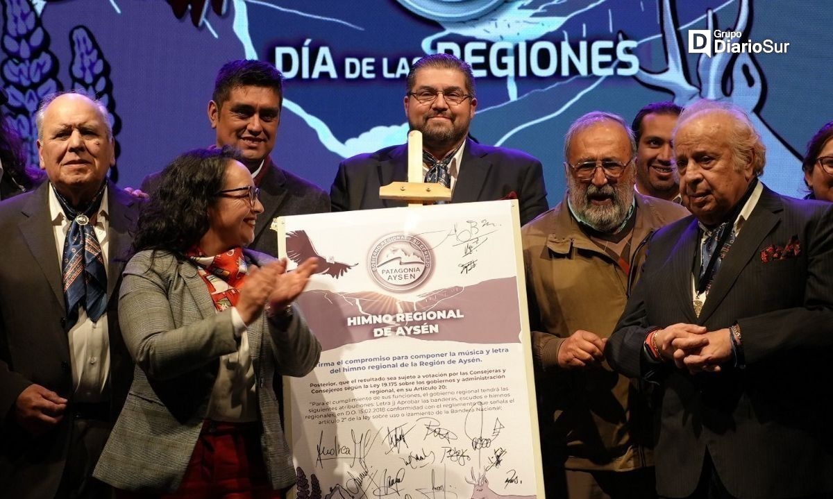 Gobernadora Macías entregó a Los Lazos la primera medalla de la región 