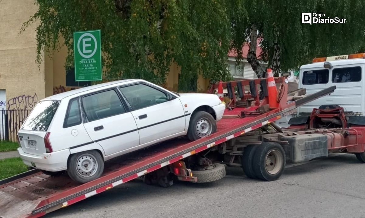 Retiran vehículos abandonados de las calles de Coyhaique