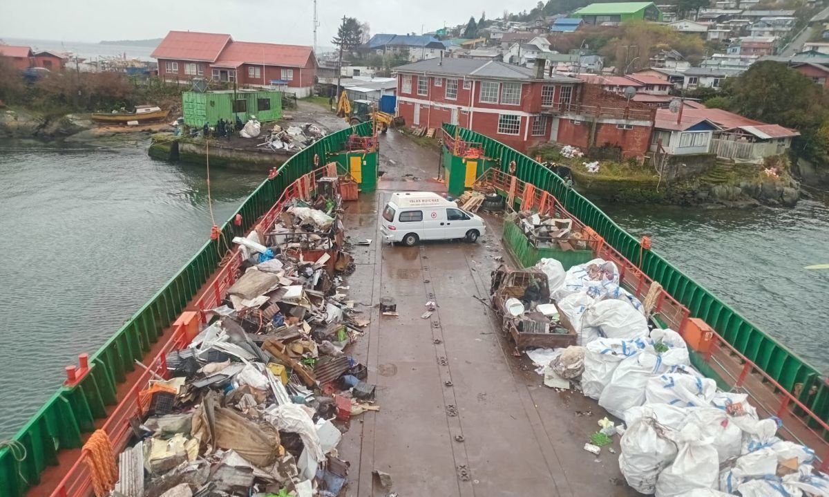 Skorpios y Aqua Chile retiran 200 toneladas de residuos desde Isla Las Huichas